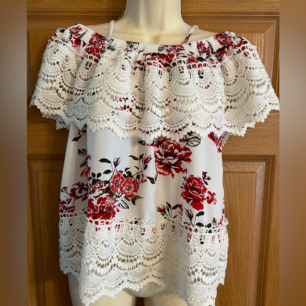 No Boundaries very pretty off the shoulder blouse with crocheted lace, Sz. XL.
